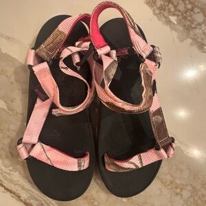 Rain Tree Velcro outdoor sandals. Pink and Brown Camo, size 9, great condition.